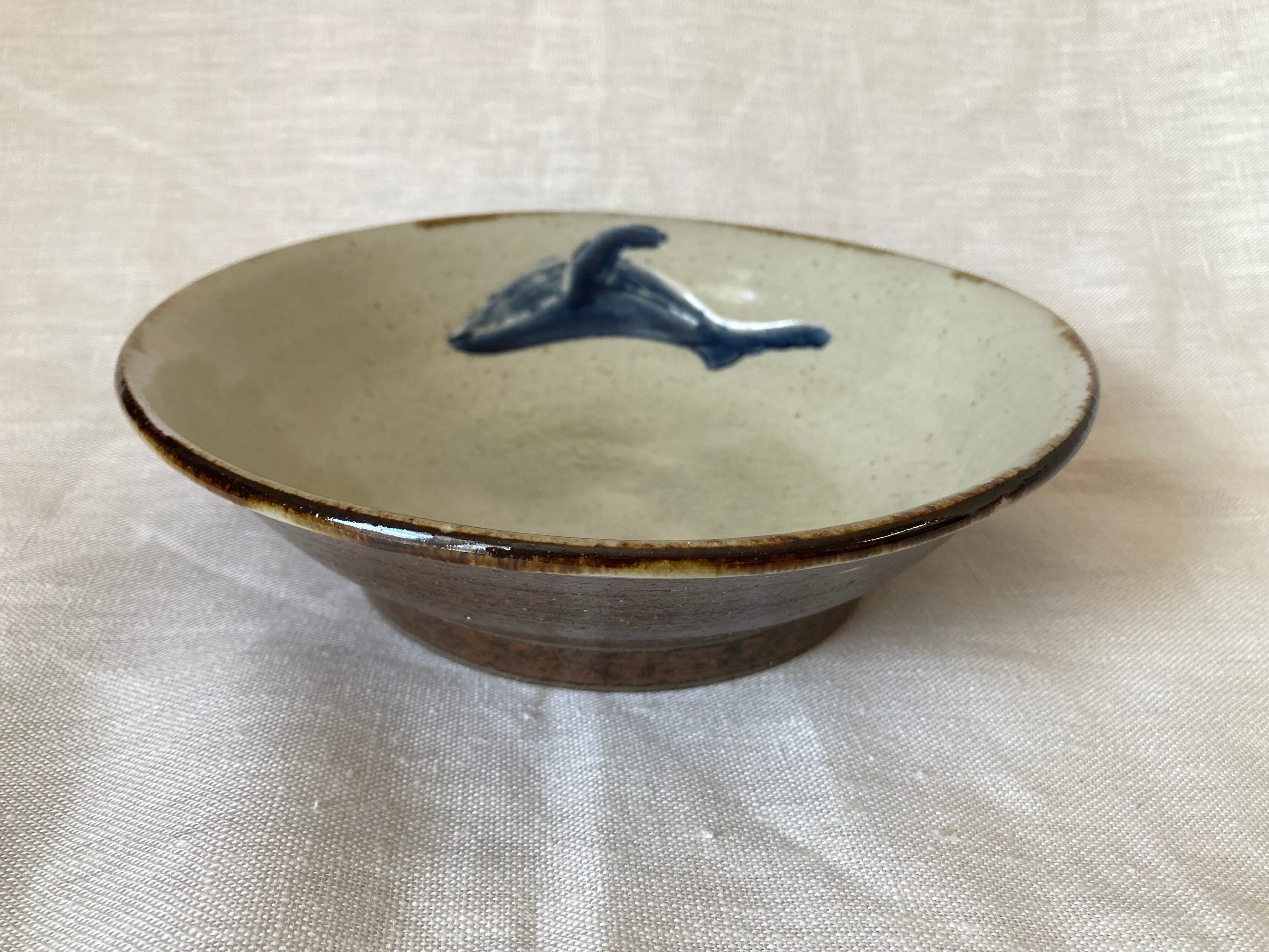 やちむん クジラ・7寸皿（やちむん工房mug） | &kiitos