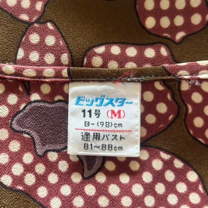 ブラウンに大きな花柄の七分袖ブラウス