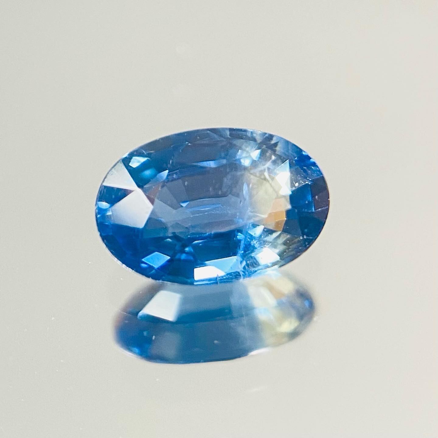 雪化粧の富士山　バイカラーサファイア