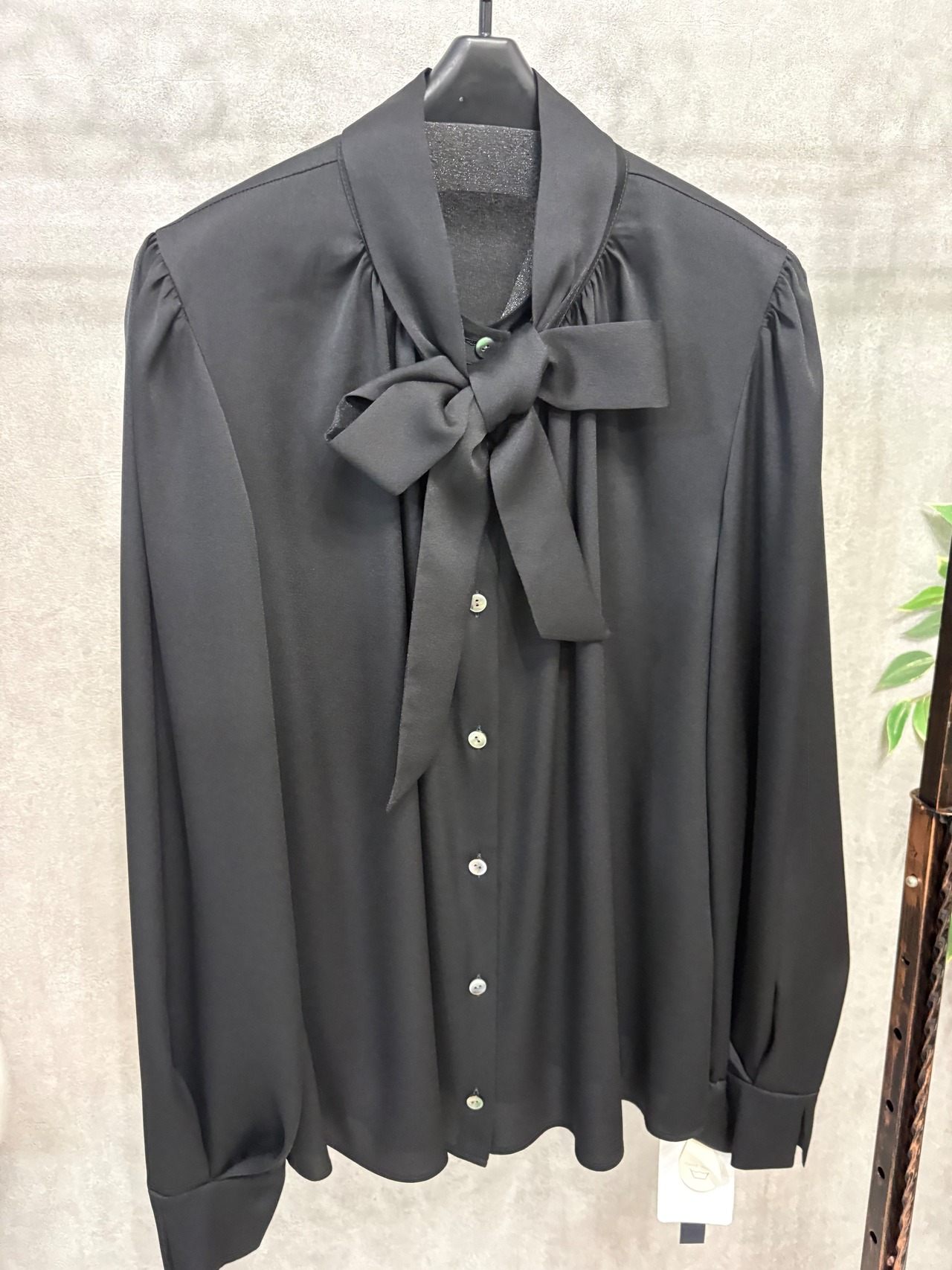 ROBE マットサテン調　ボウタイブラウス　631447