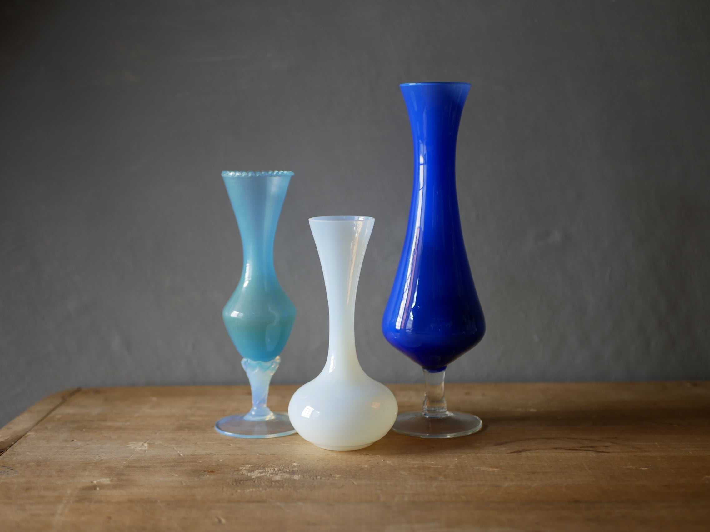 ホワイト オパリンガラスのフラワーベース フランスヴィンテージ