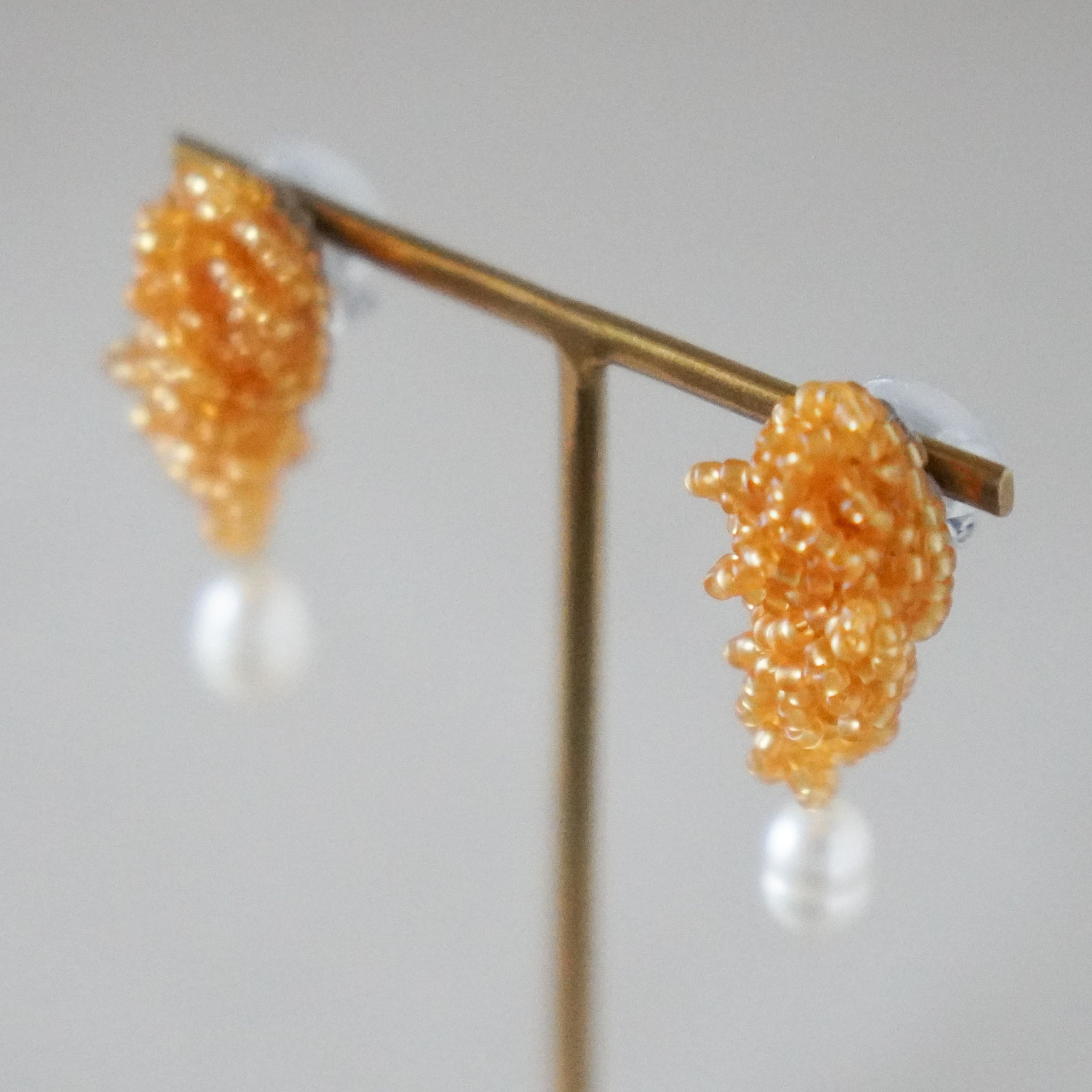 くしゅくしゅビーズ刺繍アクセサリー*淡水パールとオレンジ | MOHE