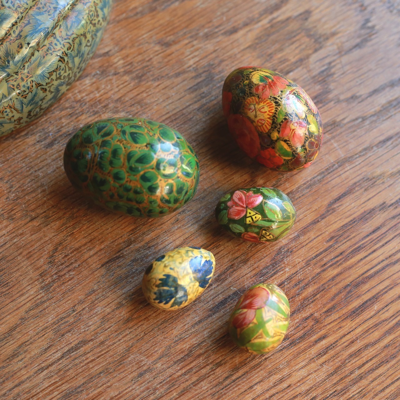 カラフルな卵を持つ、アヒルのペーパーマッシュ