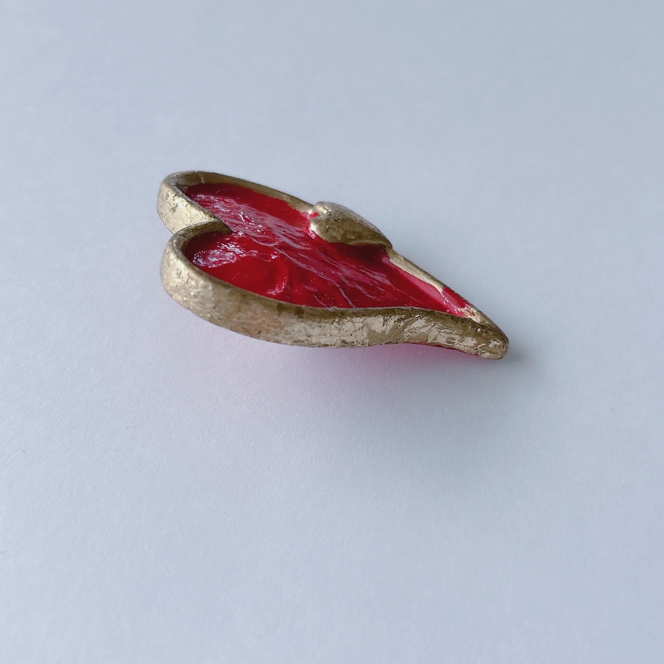 Vintage 80s gold tone red wood double heart brooch pin