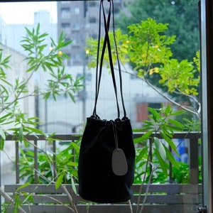 KAMARO'AN(カマロアン) Woven Drawstring Bucket Bag black