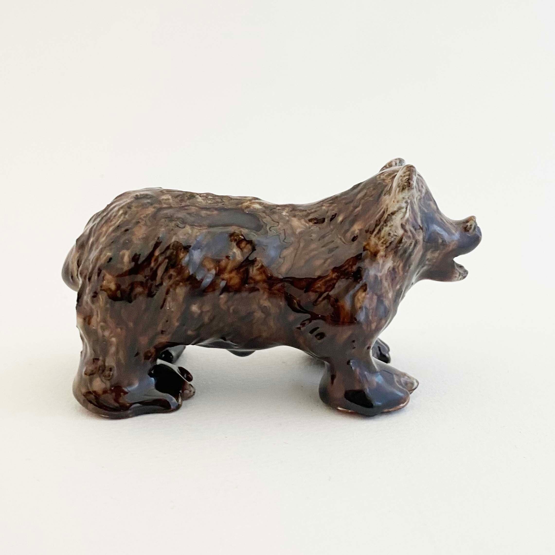 ラトヴィアのラトガレ陶器の熊（歩行）