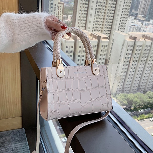 小さなバッグの感覚女性のバッグ2020野生のファッションショルダーバッグメッセンジャーバッグネット赤い小さな正方形のバッグの2020年の新しいトレンディなバージョン Tiancai_Wing_Bag52807781014