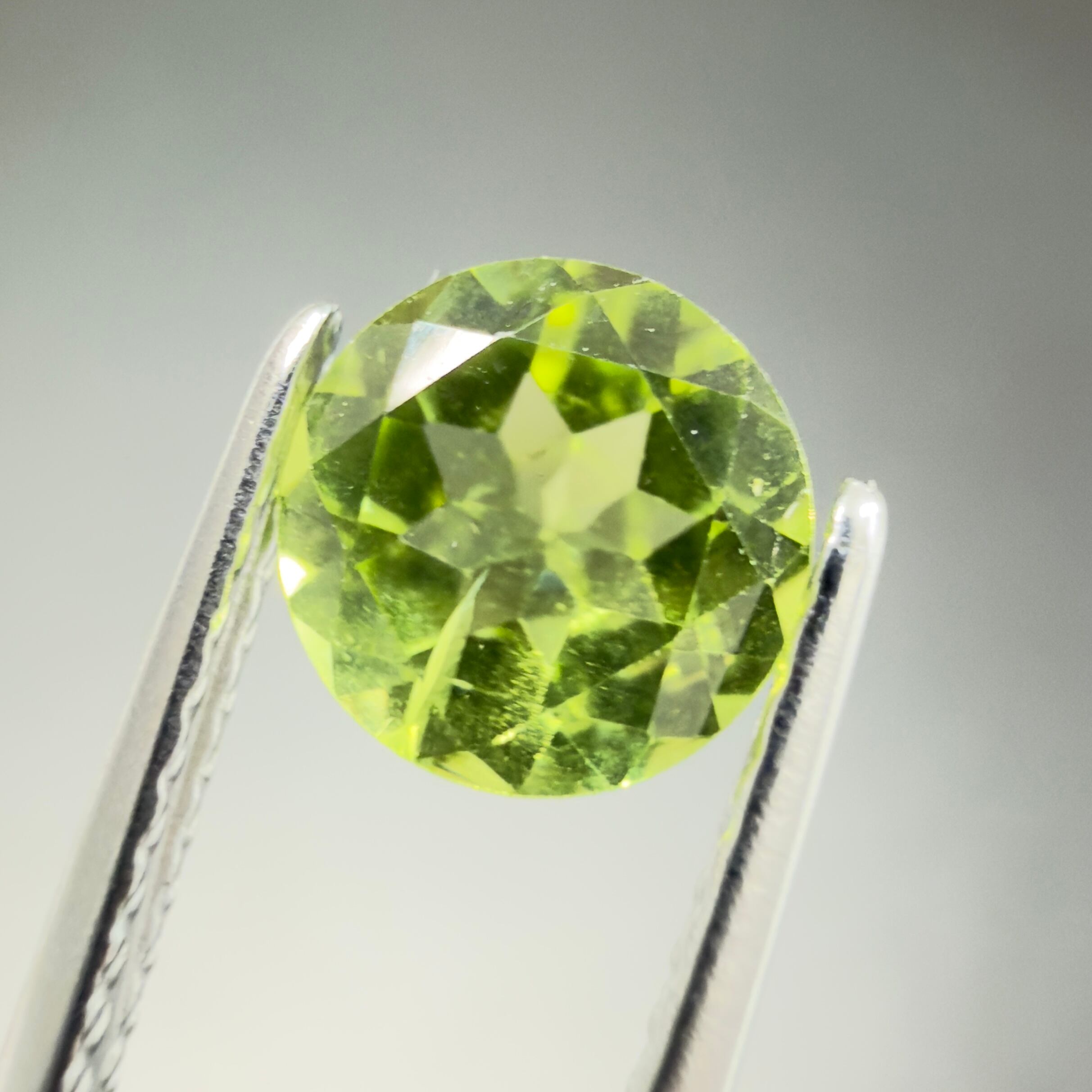 【珍しい石に、珍しいカット】ベリネナイト　ルース　1個　宝石 ペリドット】ルース 1.04ct | たからいしルース オンラインショップ