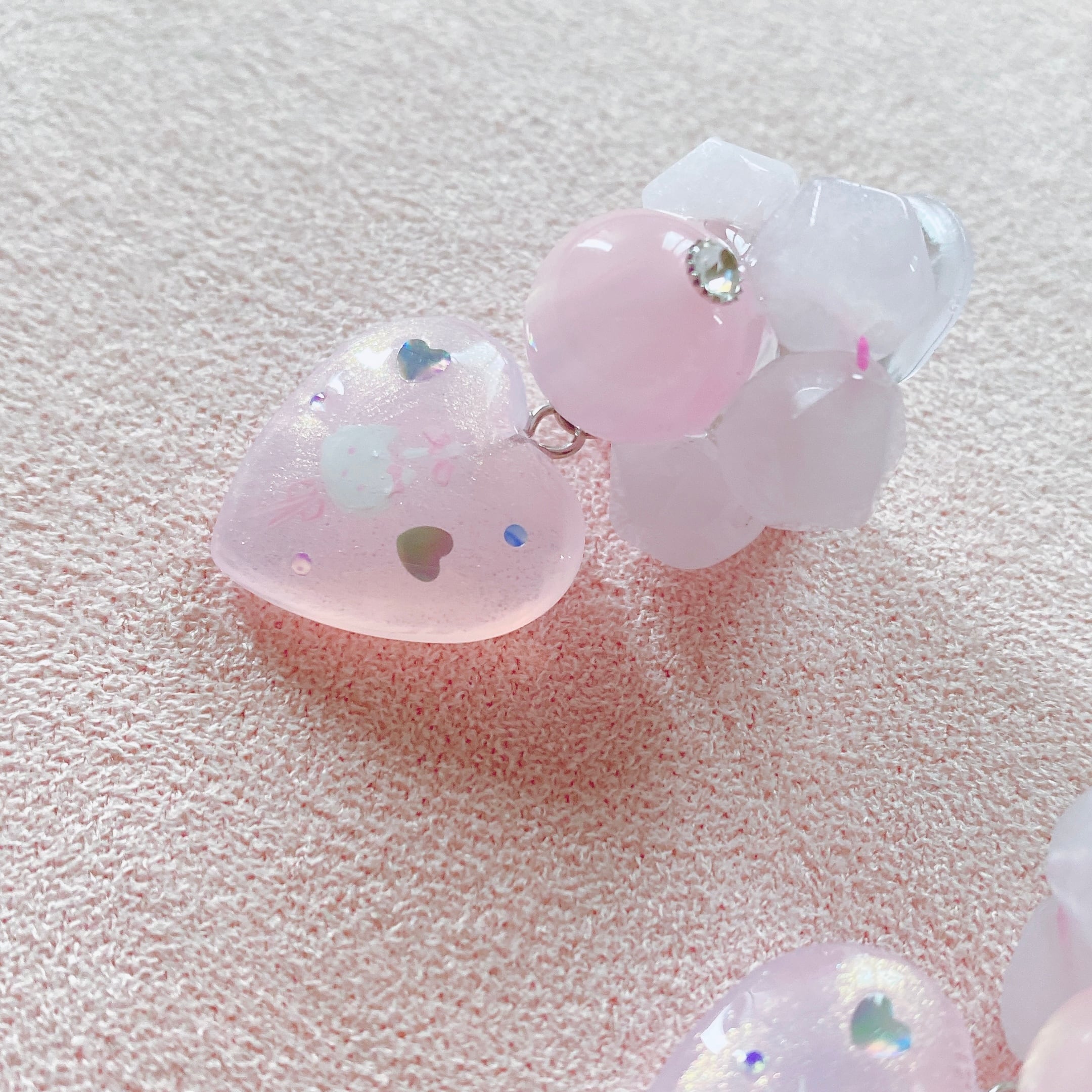 My Little Kittie ꙳ 天然石×handpaint 耳飾り (ピンク系)