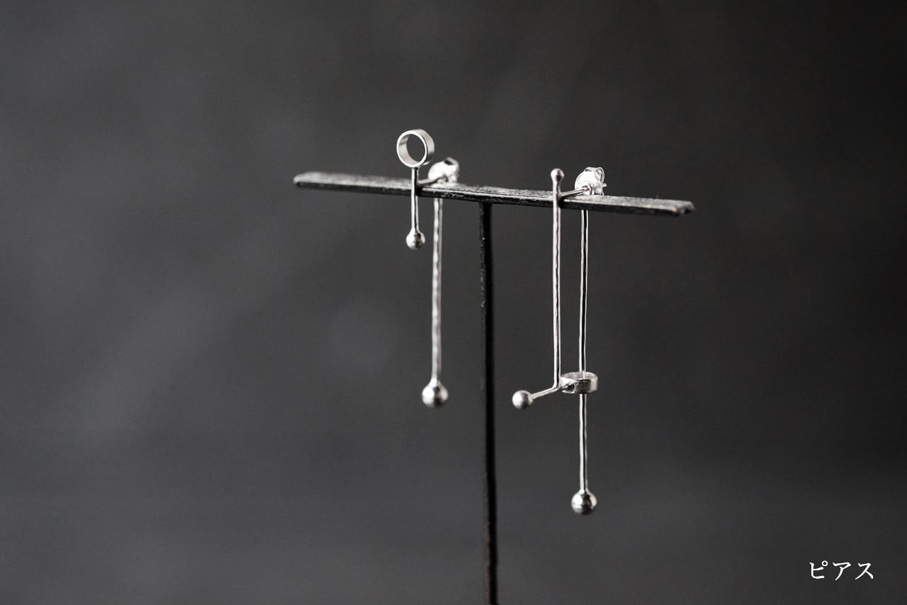 揺れさせてもらえない線のピアス（silver） | SUNn・寸