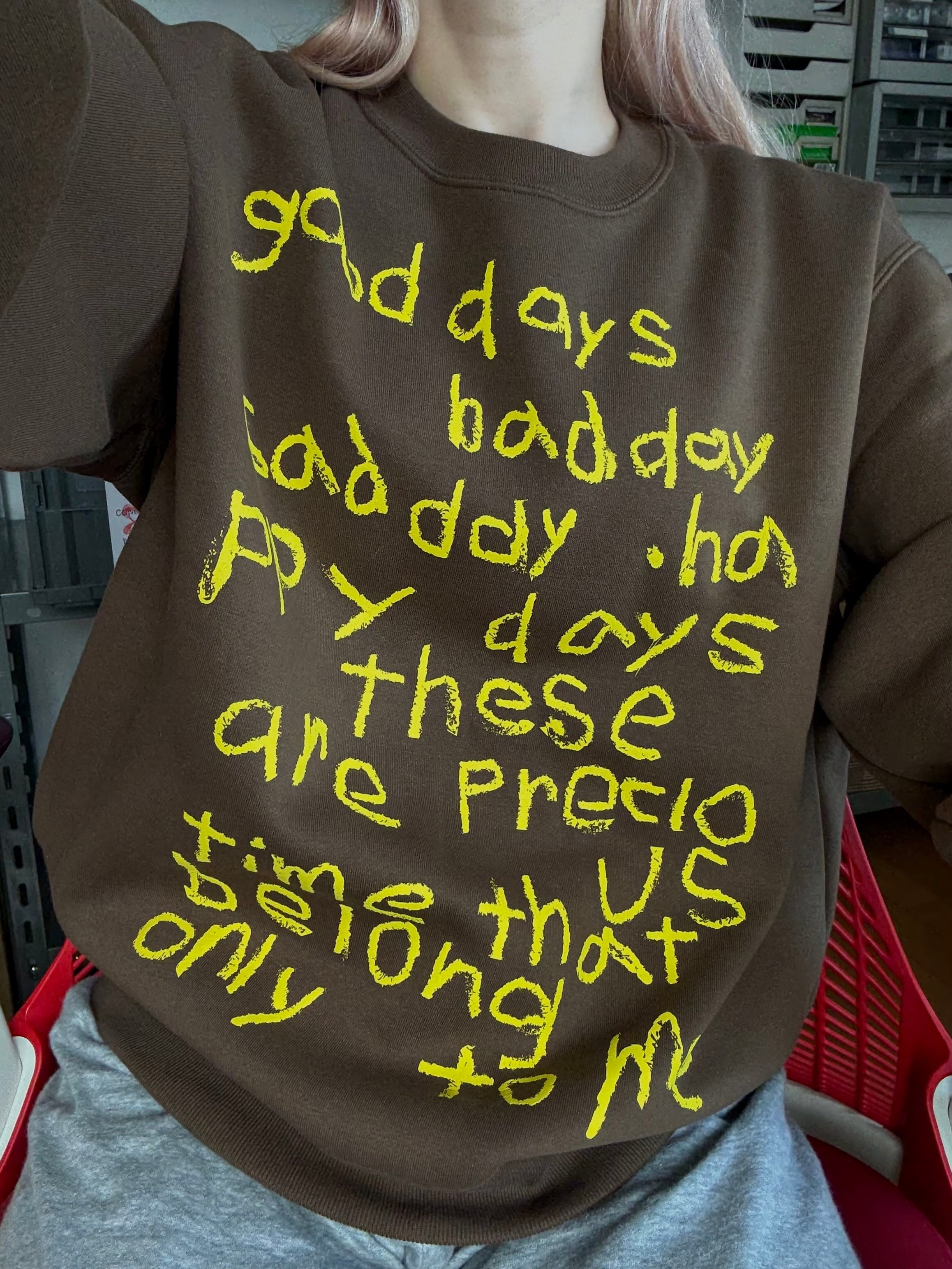 ECHOES OF MY DAYS SWEAT : BROWN | CONVENIENCE YOUNG