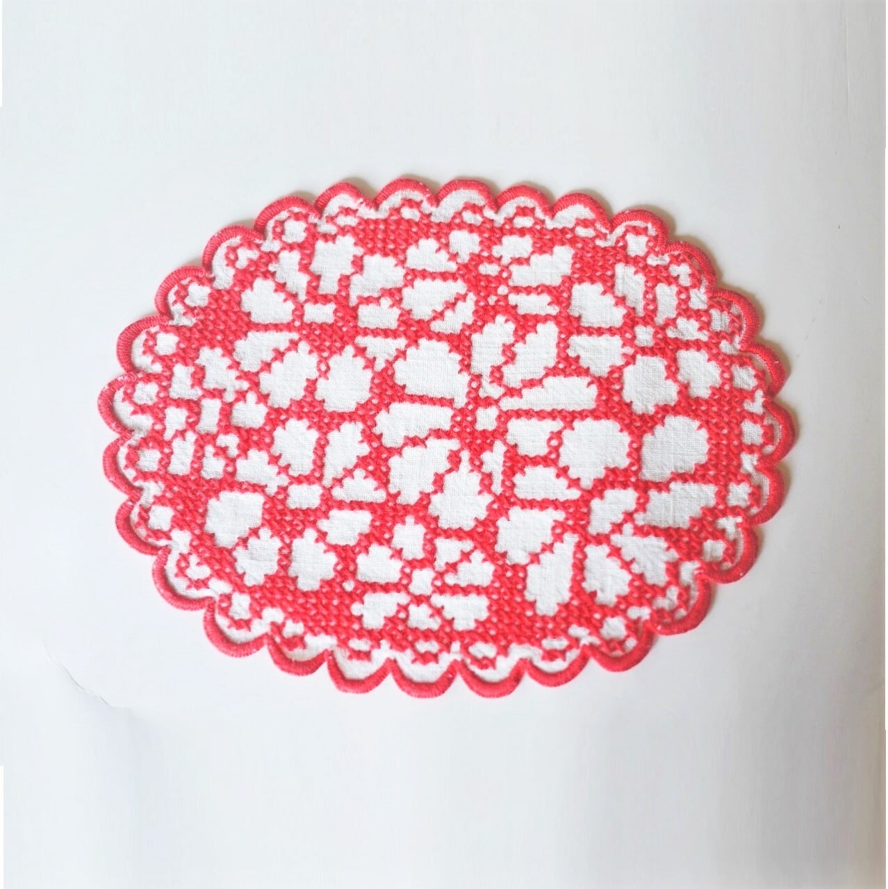 レッドワーク 一色刺繍 楕円ドイリー クロスステッチ | こりすのパン屋