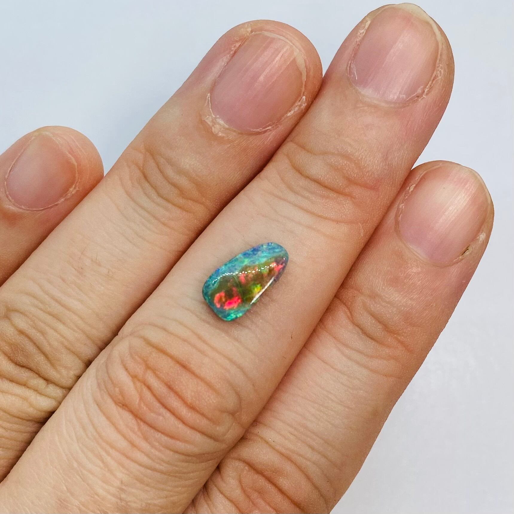 静と動を感じるボルダーオパール