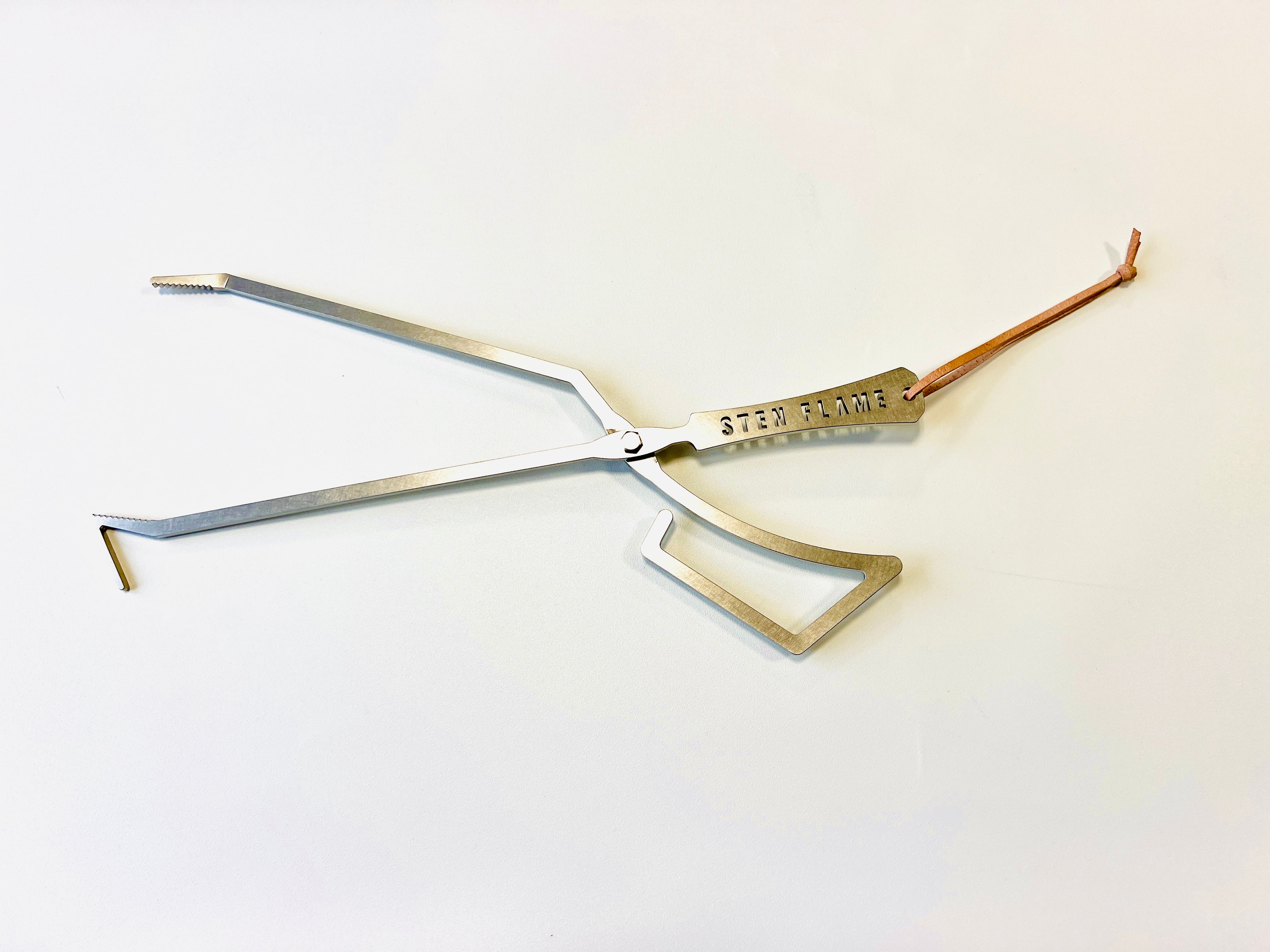 Fire Tongs(ファイヤートング）薪ばさみ (イノシシの革紐付き) | STEN