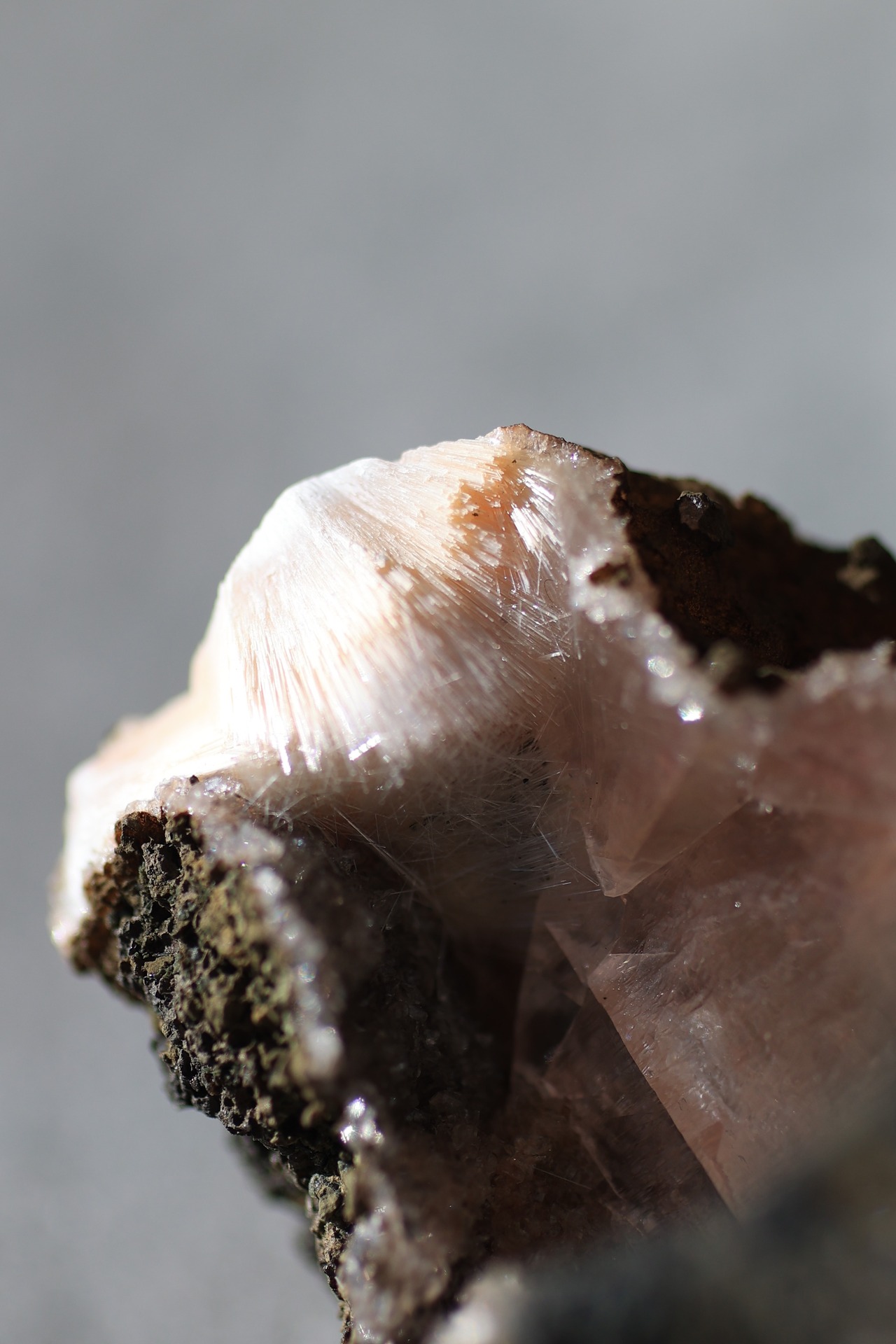 レッドカルサイト「希望の燈」Calcite × Mesolite ◇ 天然石・鉱物・パワーストーン・原石 | st00396