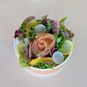 【テイクアウト商品】藁で燻したスモークサーモンのカルパッチョサラダ　自家製アンチョビ胡麻ドレッシング