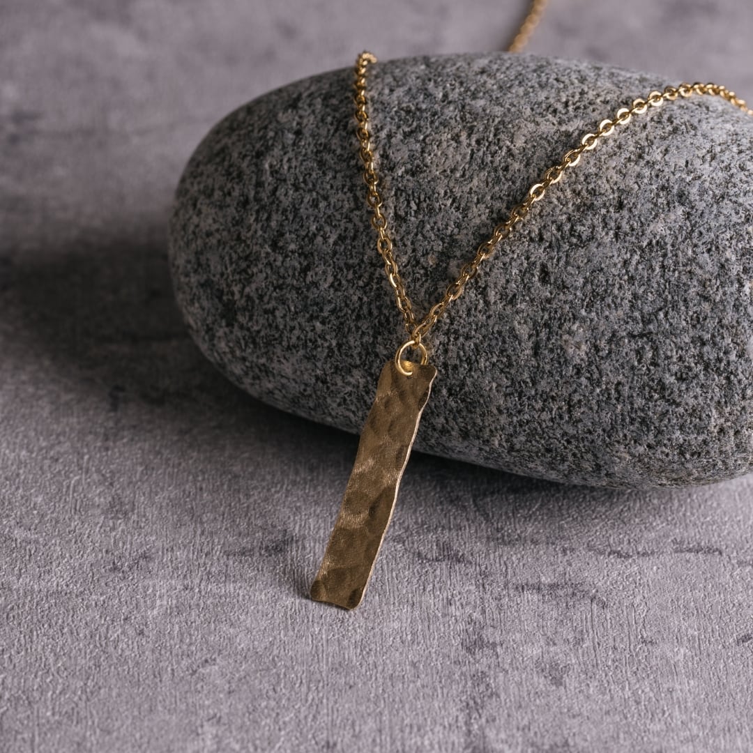 リュージュ　楡のこぶ材に真鍮としろめの象眼 無垢真鍮のネックレス｜スクエア 槌目仕上げ | Sorelle .