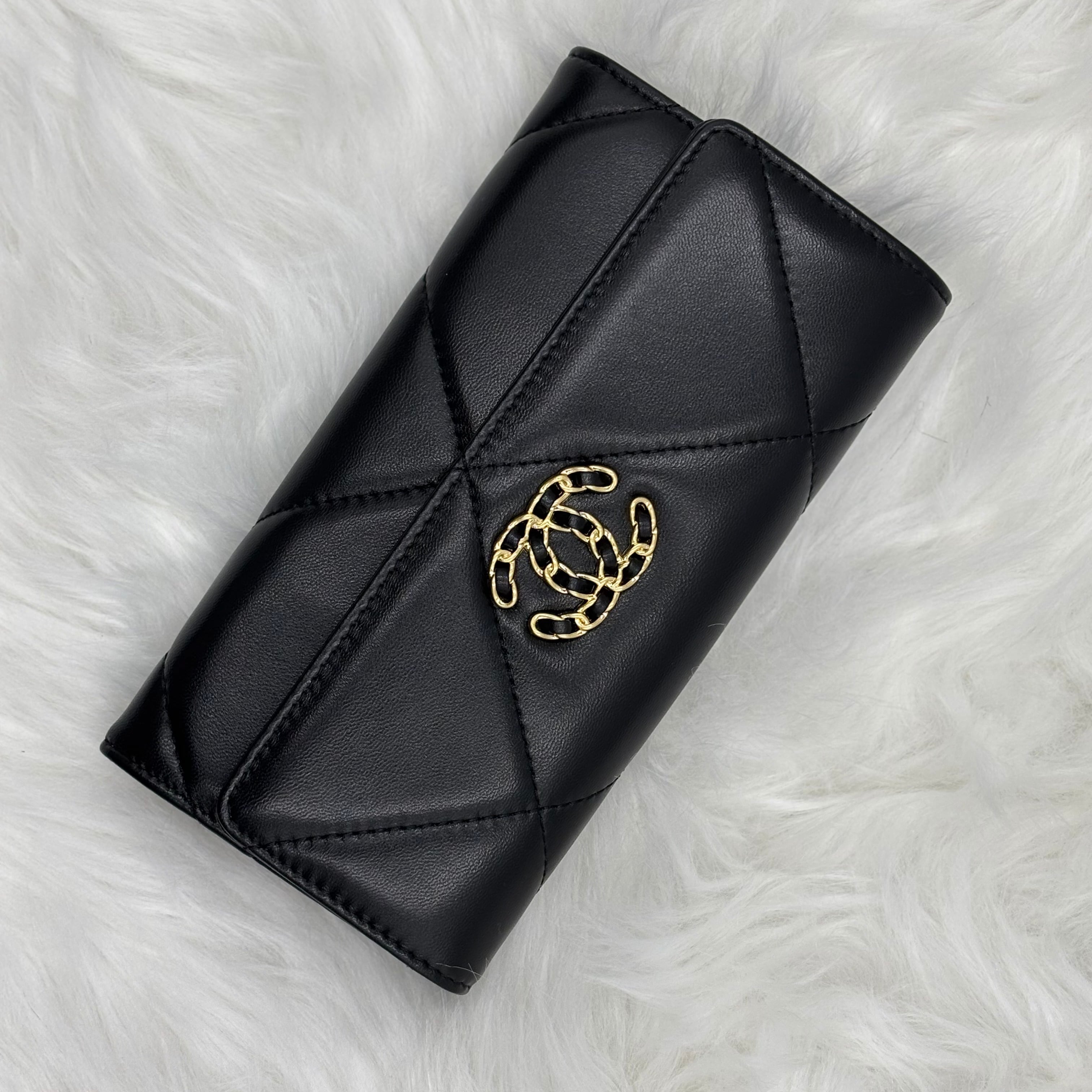 ✨極美品✨CHANEL 19 ディズヌフ ラムスキン フラップ 長財布 黒 ✨極美品✨CHANEL 19 ディズヌフ ラムスキン フラップ 長財布 黒