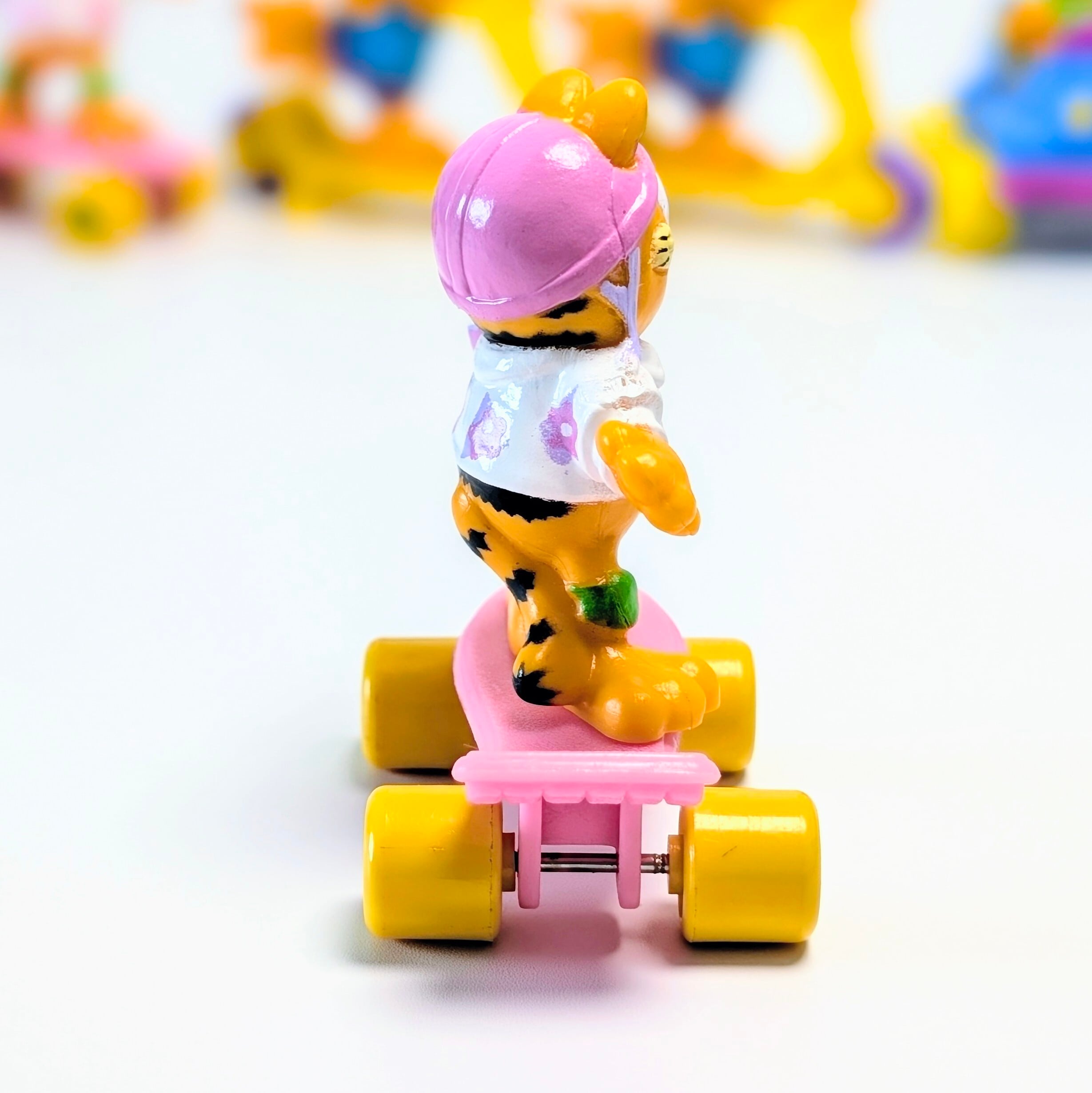 ☆ VINTAGE 1988 ☆【 McDonald's  ( マクドナルド ) 】1988年マクドナルドミールトイ 『 Garfield on Skateboard（ガーフィールド オン スケートボード）』〜メットにアロハシャツでスベるあいつ(笑)〜 / ミールトイ / ハッピーミール 〚アメリカン雑貨 アメトイ〛