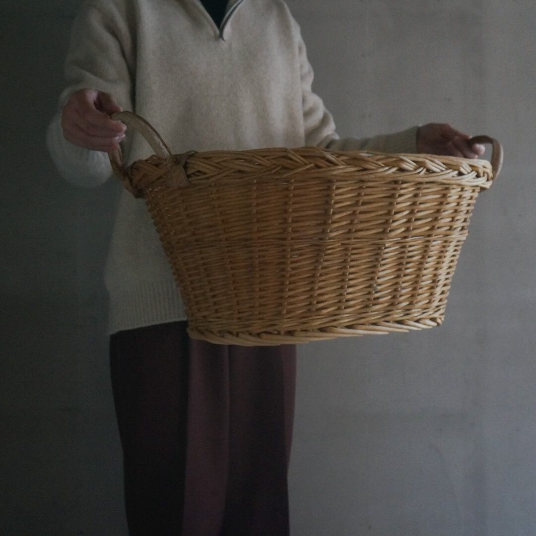 古いフランスの籐バスケット