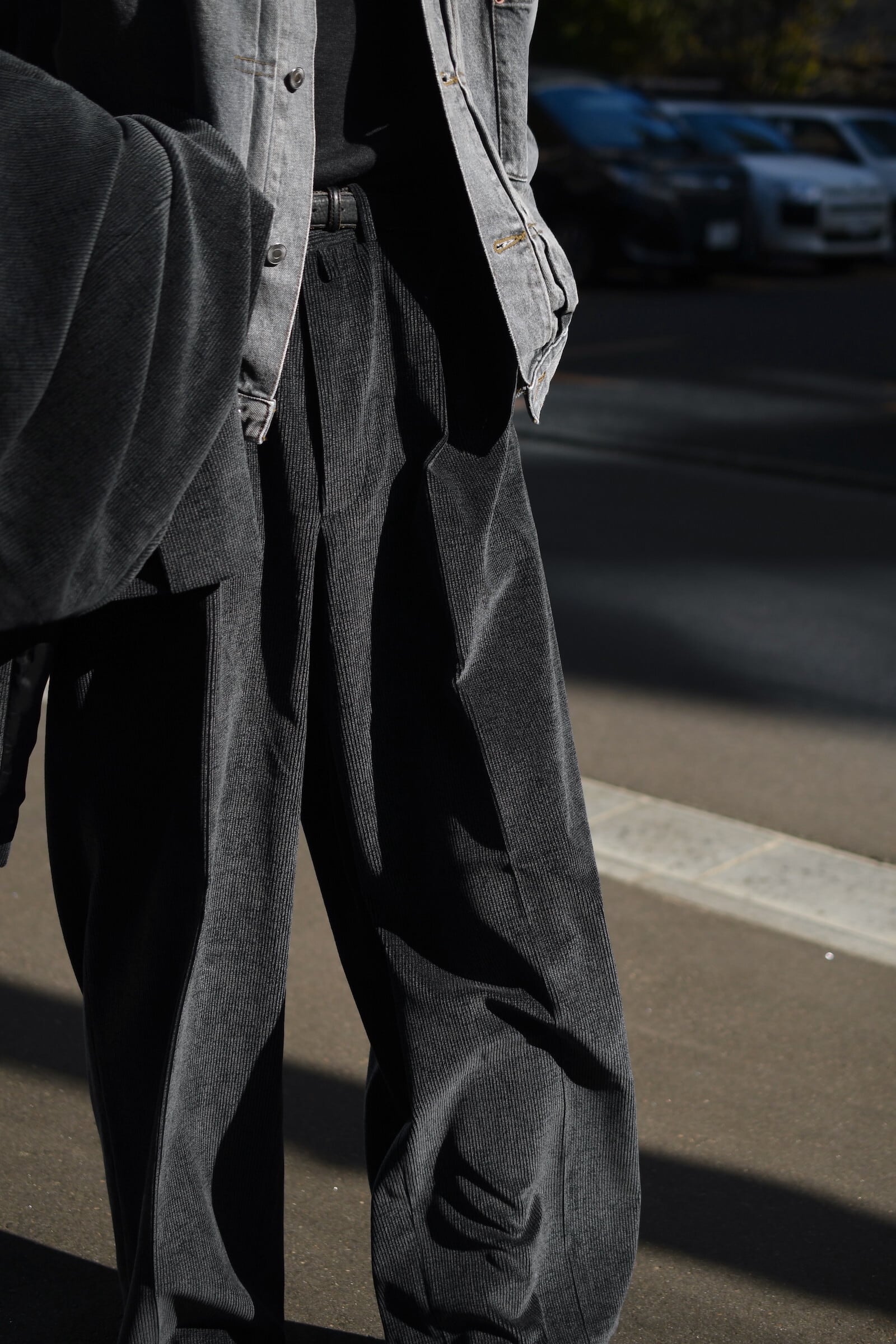 REVERBERATE / TACKED TROUSERS (Black × Gray) | nariwai