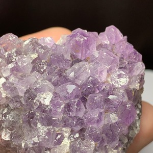 1.ウルグアイ産アメジストクラスターに住み着いているフローライトハリネズミさん