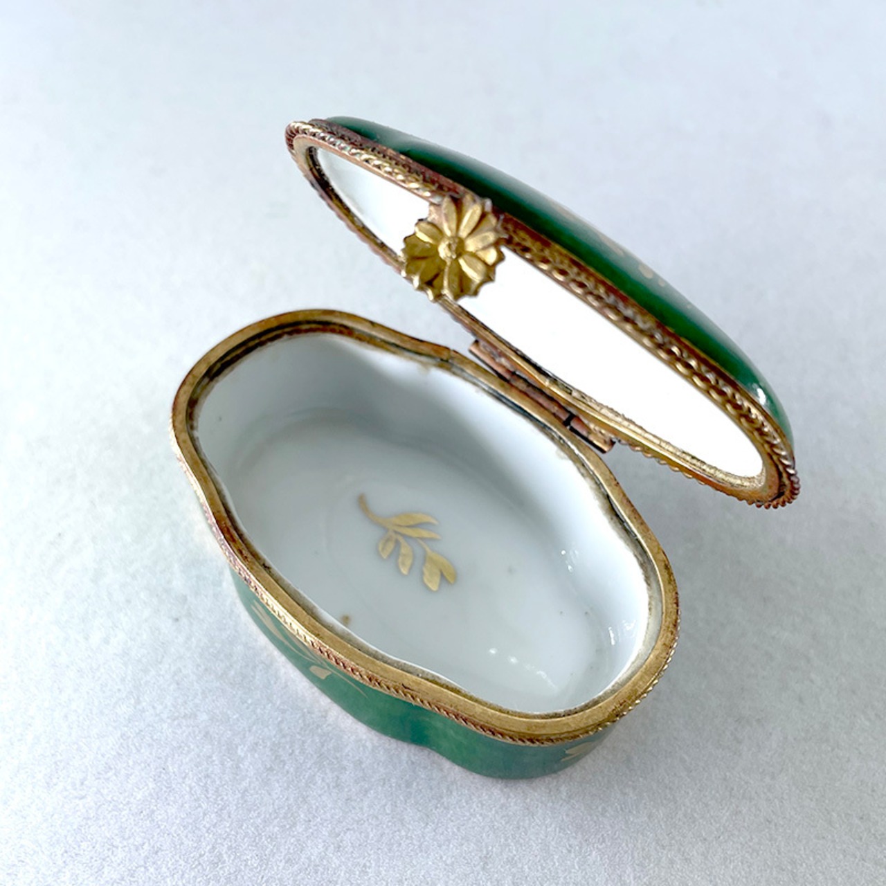 陶器の小物入れ　手描きブーケ　グリーンのフレーム　 19ota15-1