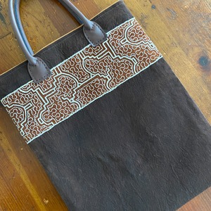 Bag51 パソコンバッグ　泥染め茶地白刺繍本革持ち手　全面草木染め 28x36cm シピボ族の泥染め　sipibo　先住民族の工芸