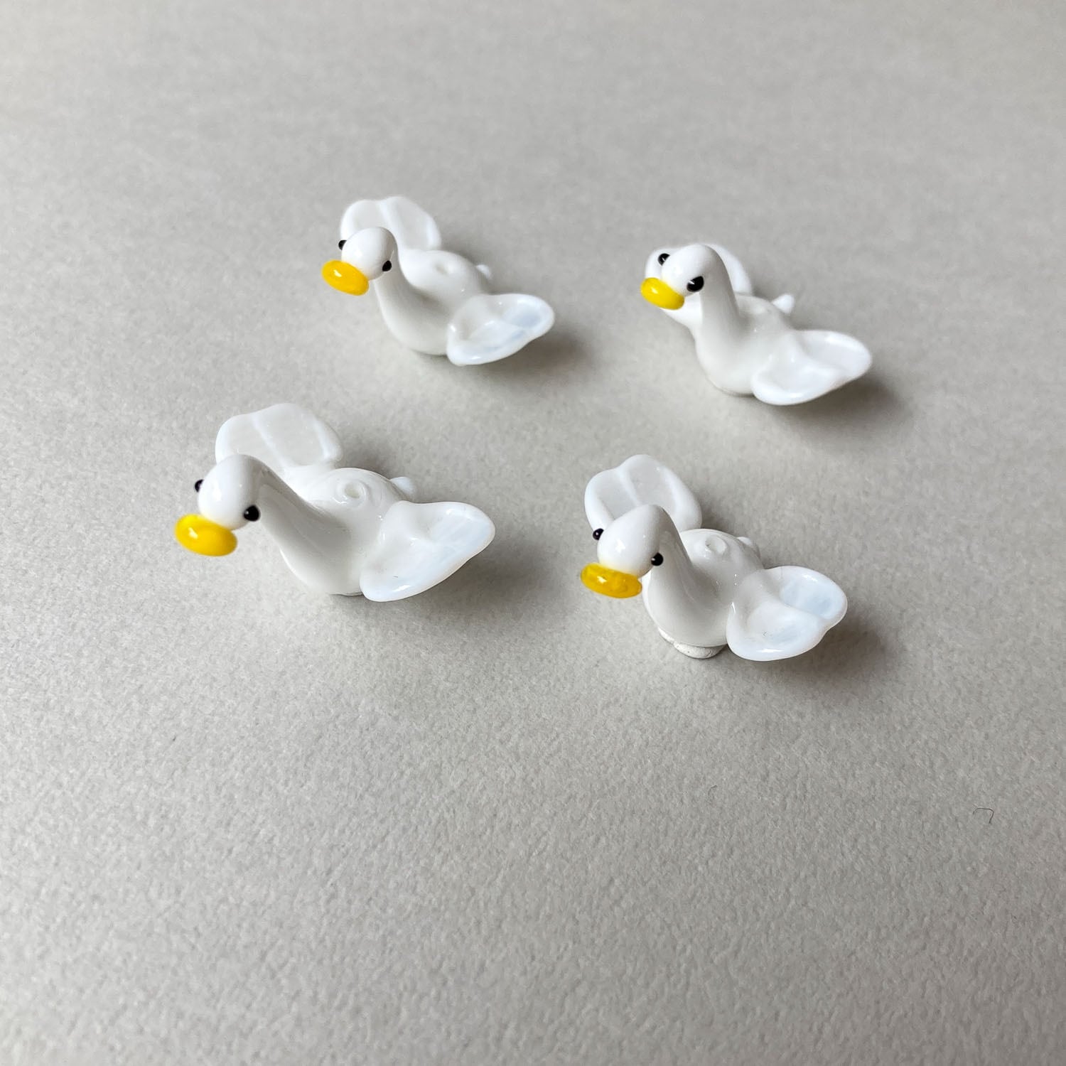 羽ばたくアヒルのガラスビーズ | Dua-アクセサリーパーツショップ