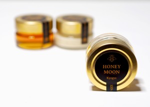 HONEY MOON HONEY　110g予約販売　2022年7月に採取したての蜂蜜をお届けします。  非加熱・無添加Raw Honey