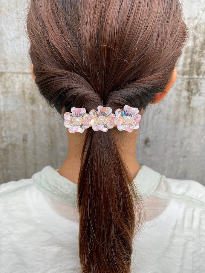 夏の光を閉じ込めたピンクのシェルの花びらヘアクリップ【毎日の送迎