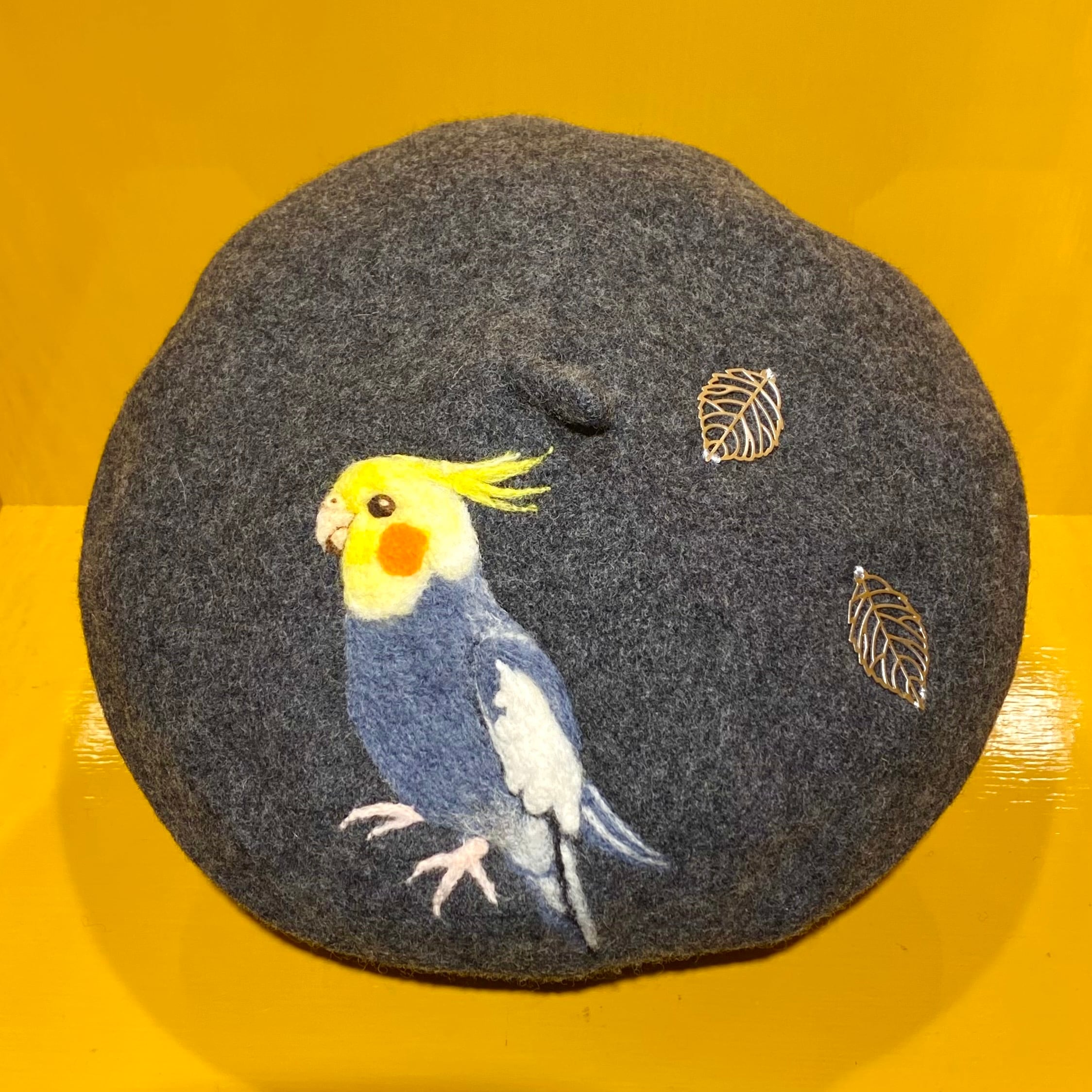 水仙舎】羊毛刺繍ベレー帽(オカメインコ) | HOW HOUSE