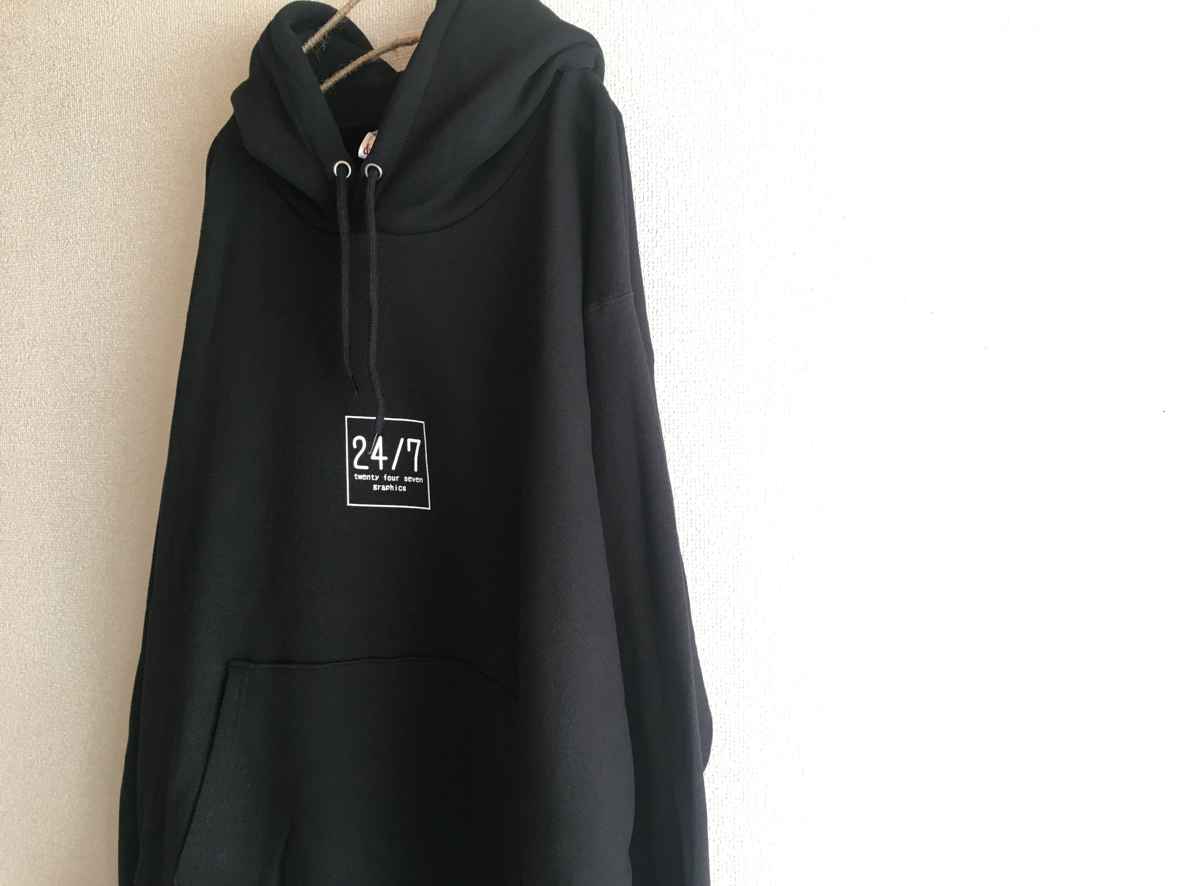 24 7ロゴ ビッグプルオーバーパーカー ブラック メンズxl Xxl 裏パイル ユニセックス オーバーサイズ Tシャツ パーカー ブランド 24 7graphics