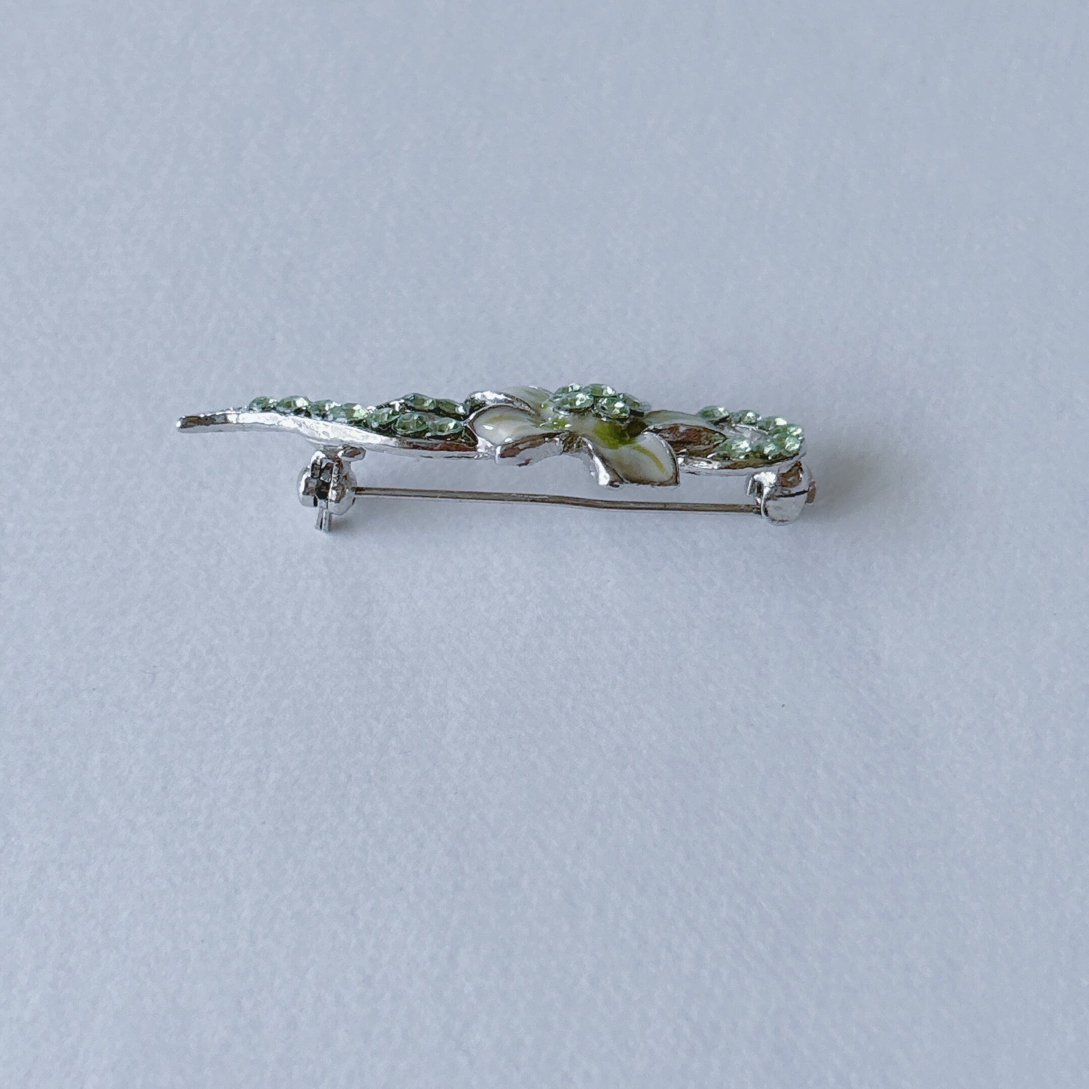 Vintage 80s silver tone green enamel rhinestone flower brooch
