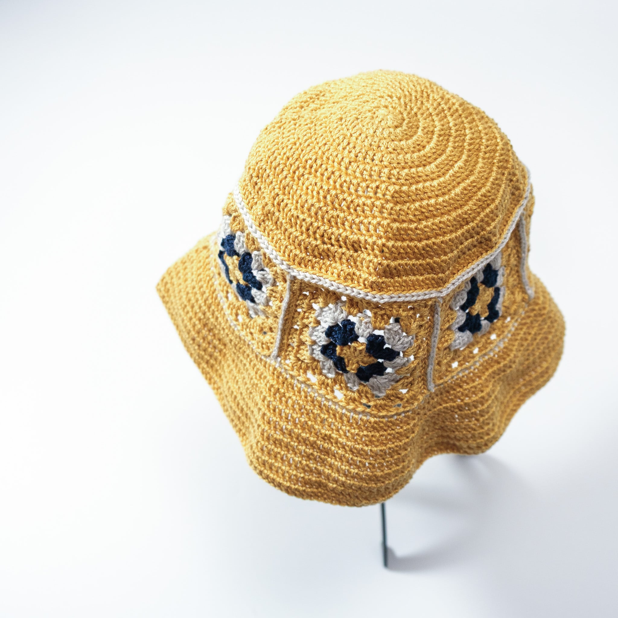 星モチーフ　スター　グラニースクエア　グラニーハット　クロシェハット グラニースクエアモチーフ フェィクファー ハット - メルカリ