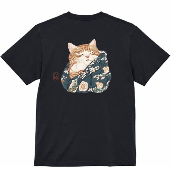 「 夢見る、和柄くるまり猫 Tシャツ」 Black Moon's Slumber T-shirt