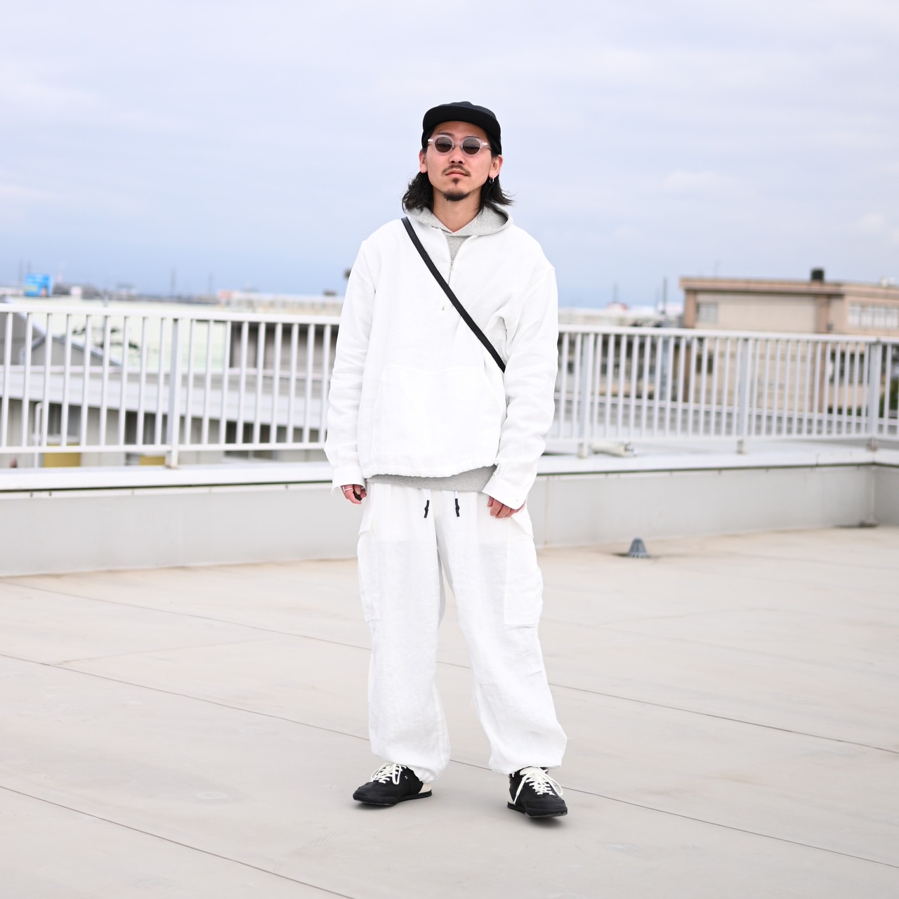 UNTRACE(アントレース)リネンファブリック、ハーフジッププルオーバー、オーバーパンツコーディネート