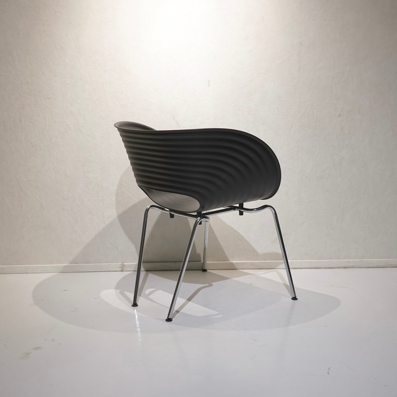 Vitra ヴィトラ Tom Vac トムバック ダイニングチェア アームチェア 椅子 チェア 樹脂座面 クローム脚 モダン ミッドセンチュリー ミニマル
