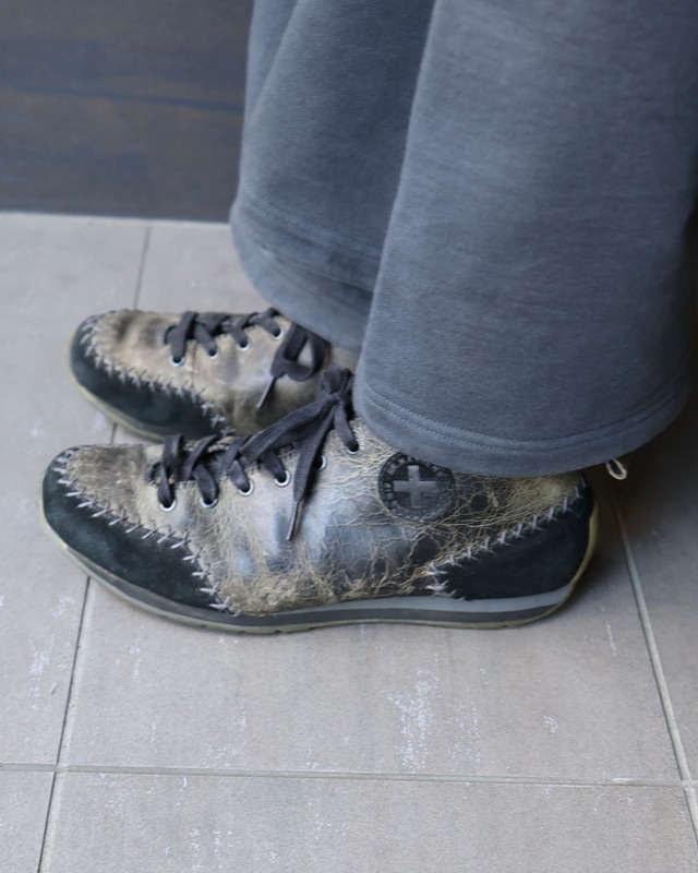 Low-tech sneaker