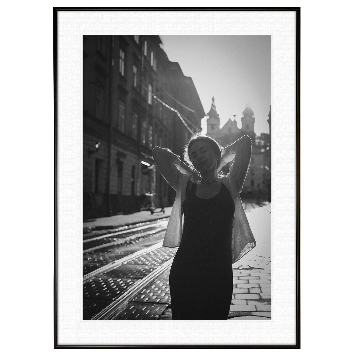 人物写真 街中でポーズをとる女性 インテリアモノクロアートポスター額装 AS2757