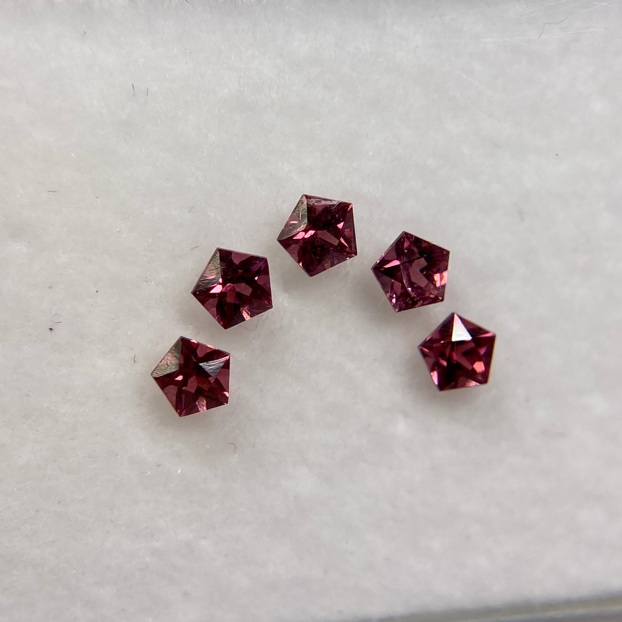 スピネル 同系色 星のアーチ　約2.5mm-2.7mm r-0011