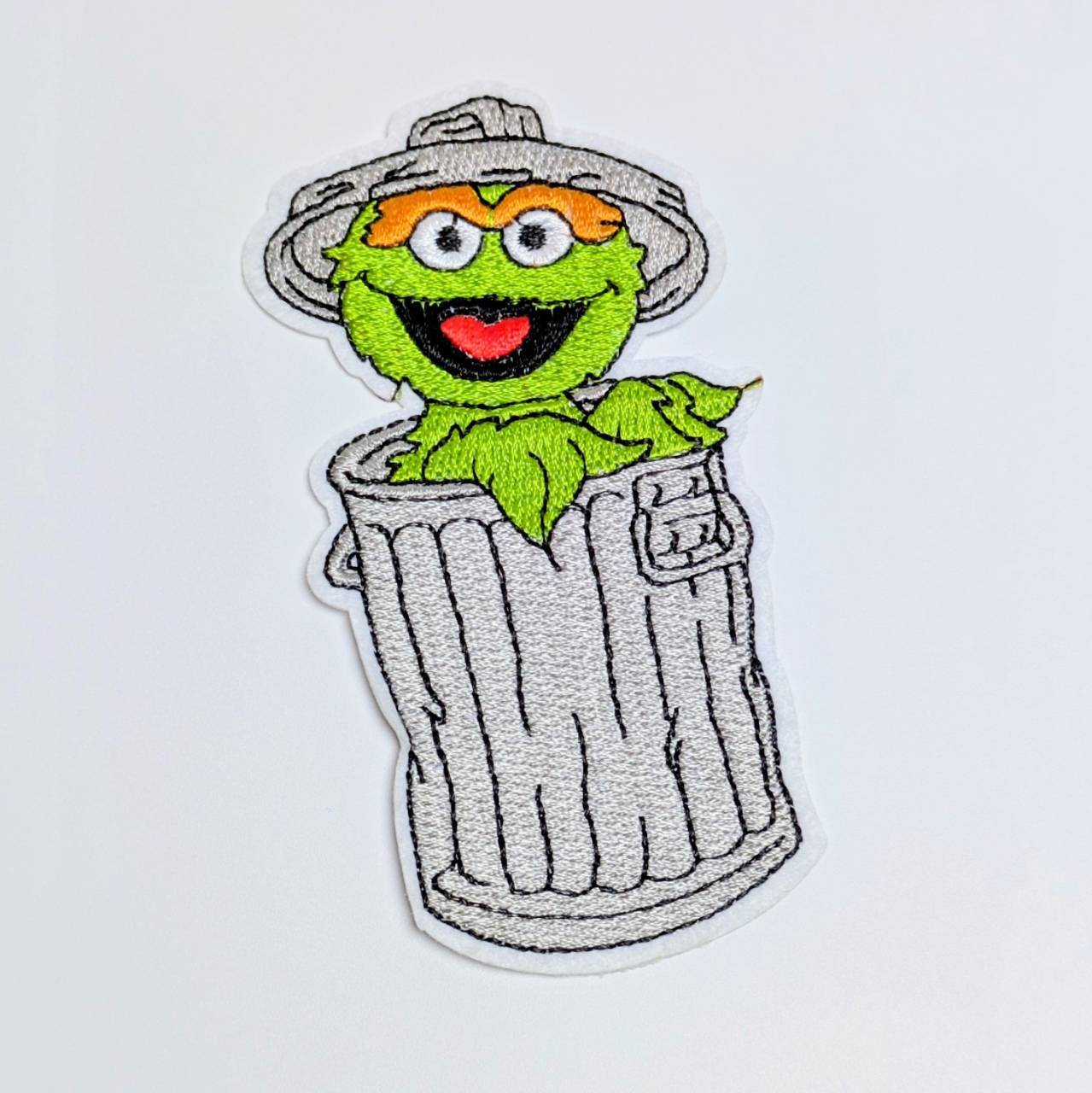 送料無料！ ★刺繍アイロンワッペン★【 Sesame Street ( セサミストリート ) 】 オスカー・ザ・グラウチ〚アメリカン雑貨 アメトイ〛