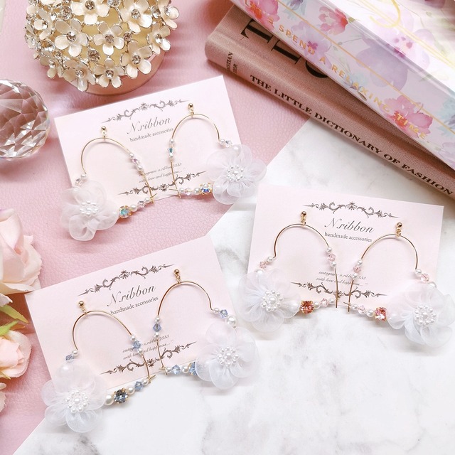 《 オーガンジーフラワー＆SWAROVSKIハートフープ 》 ピアス/イヤリング