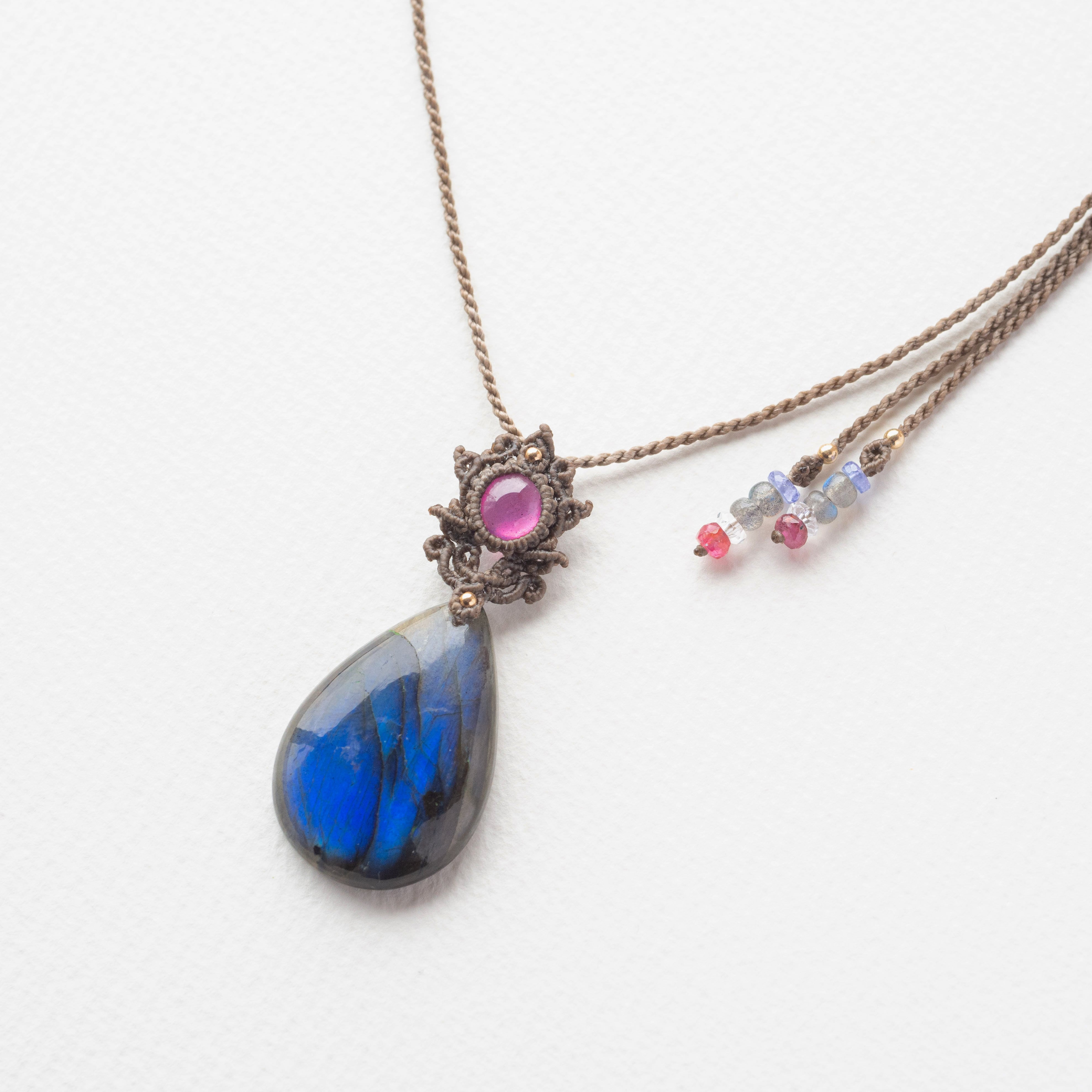 ルビー、フローライト、ラブラドライトのマクラメネックレス ストア