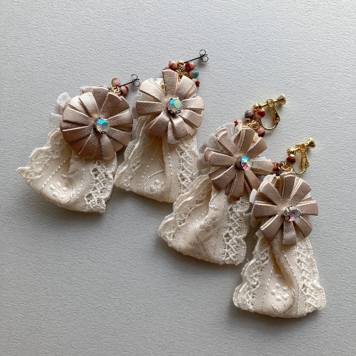 レザーフラワーとレースリボンタッセルの〈ピアス/イヤリング〉 | Dua