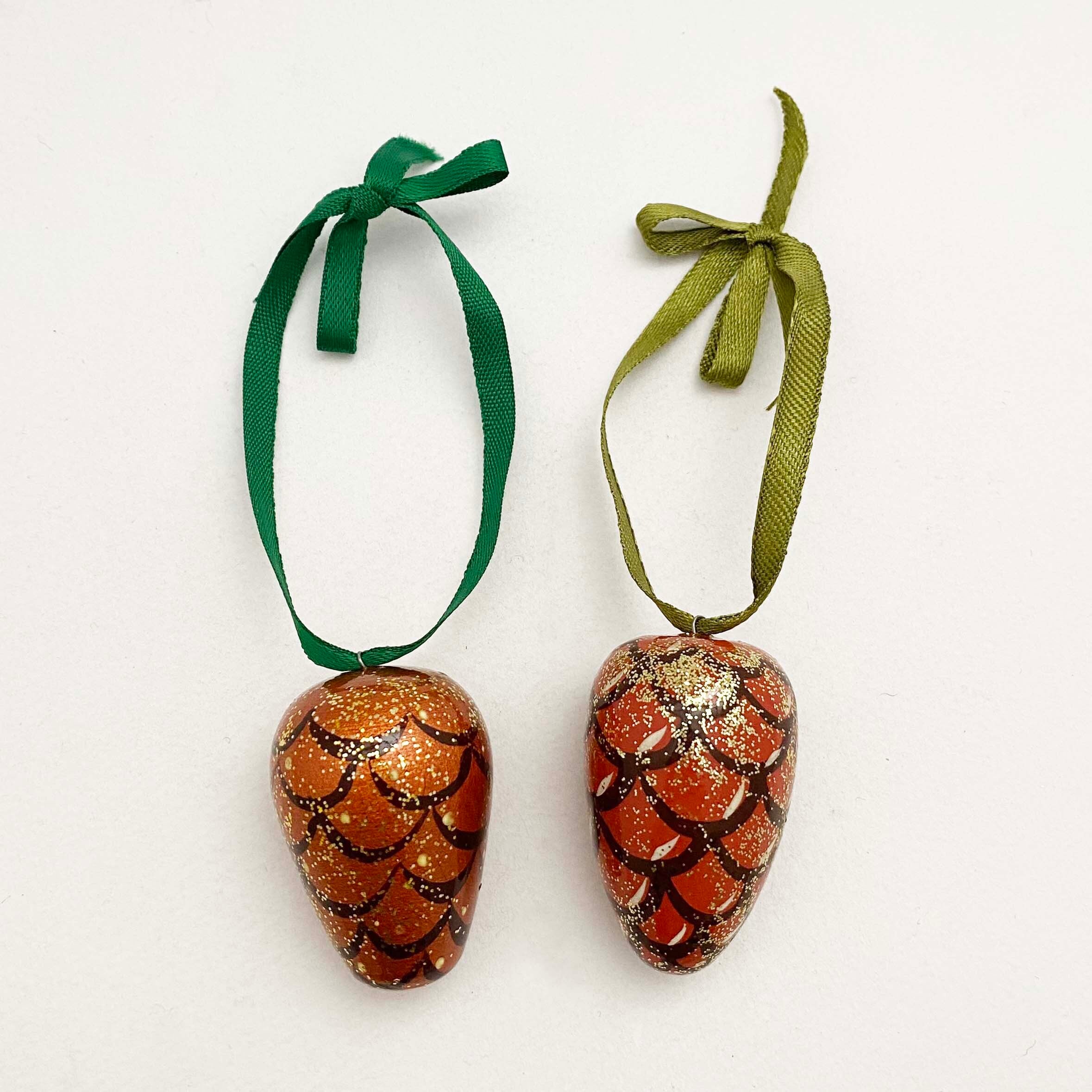 松ぼっくりのオーナメント