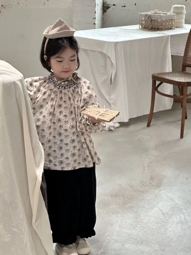 【取寄】スモッキングフリルが高見えする寒色がポイントの花柄ブラウス