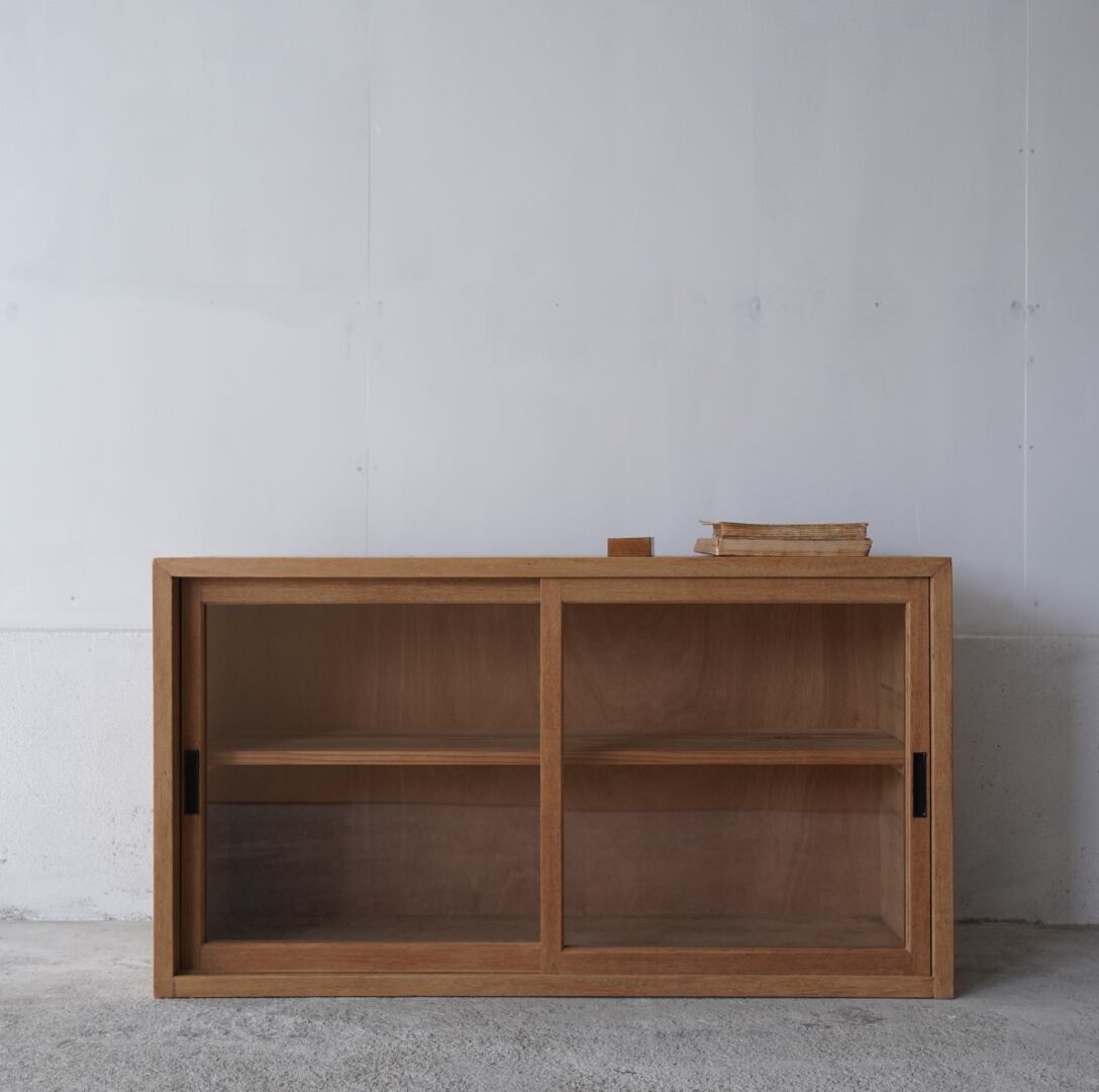 ガラス引き戸のキャビネット