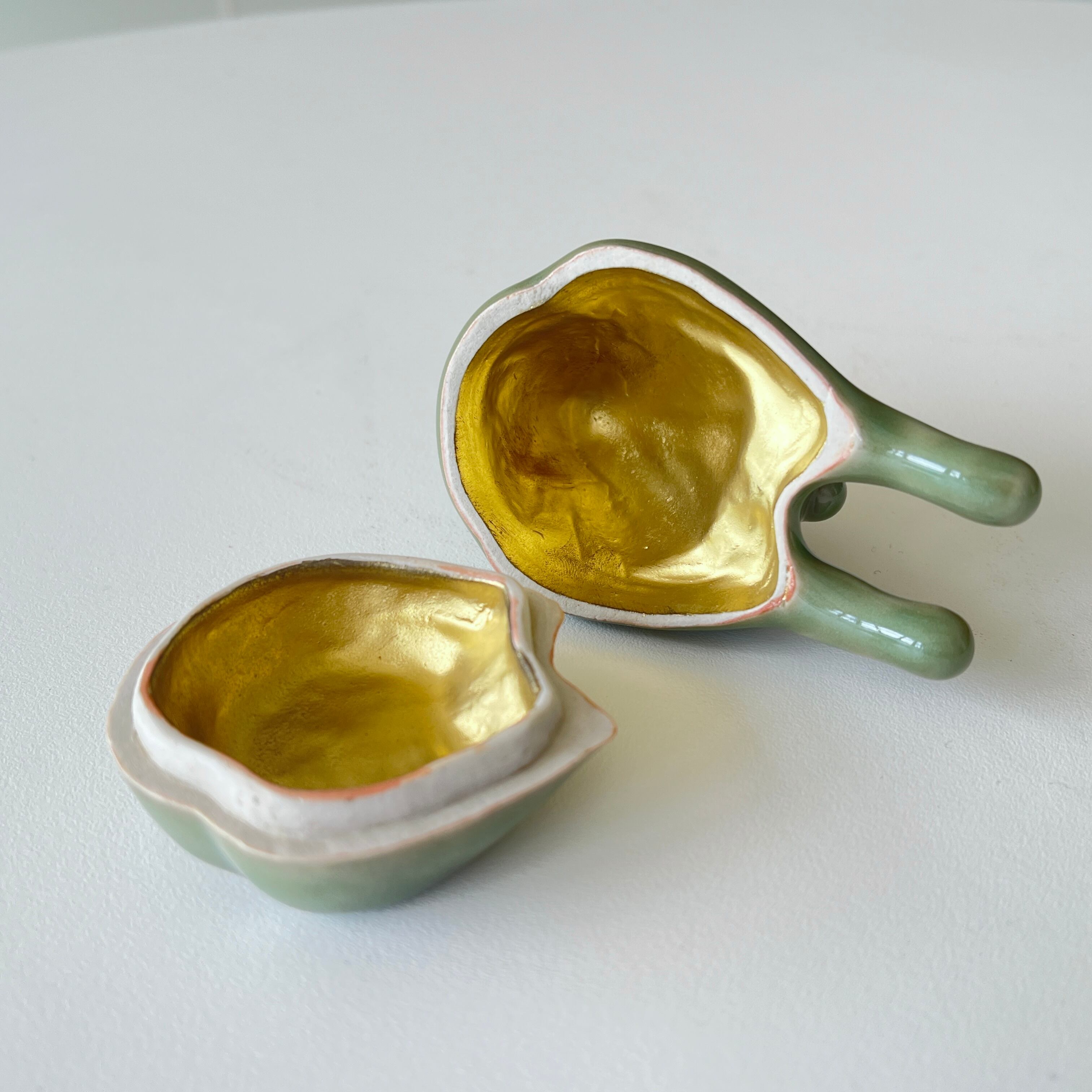 0415]三田青磁 香合 跳卯 | 三田陶芸の森。