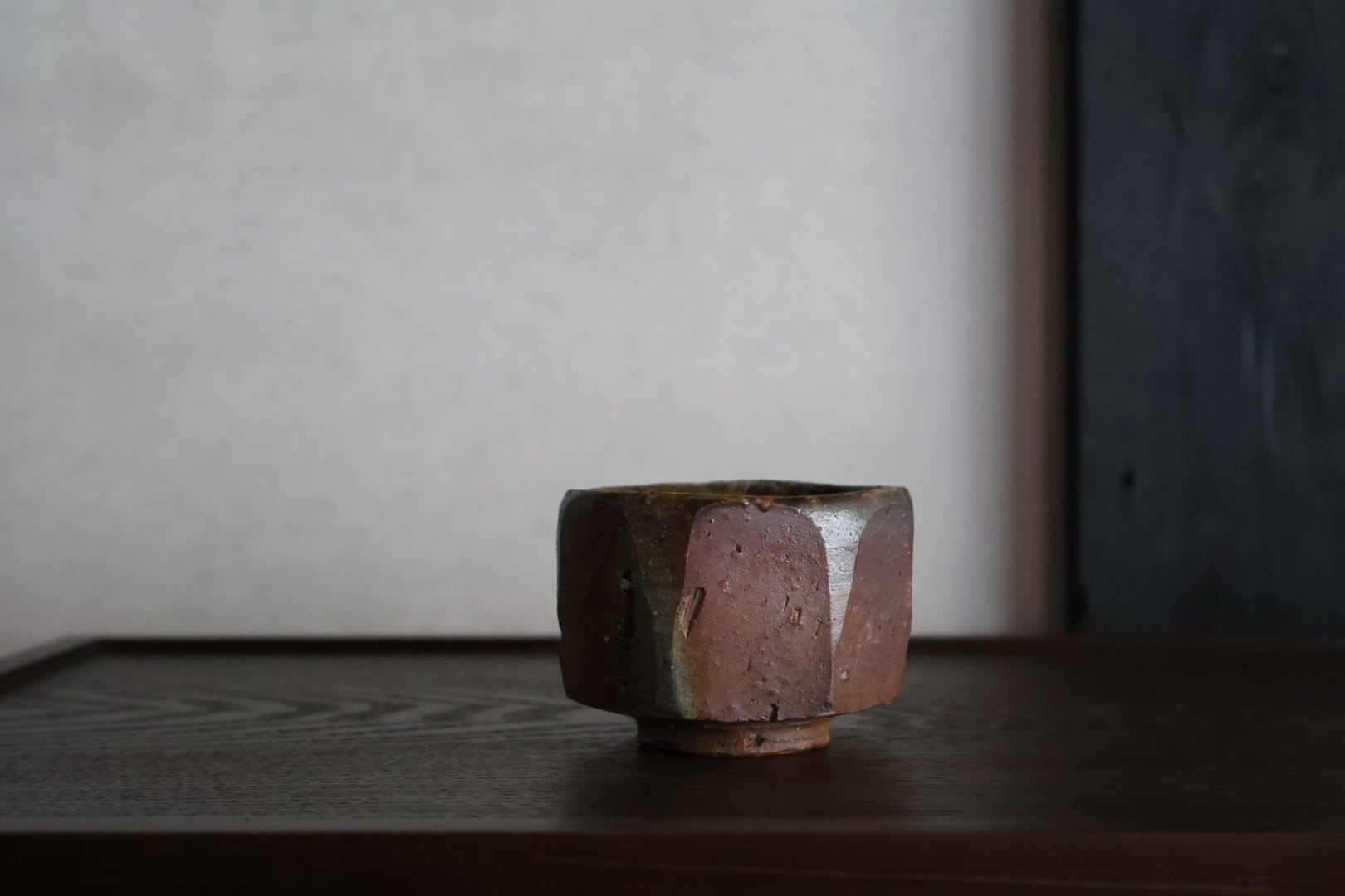 備前焼 鈴木 美基作 荒土石はぜ 面取り ぐい吞 | うつわ通販 土岐陶器